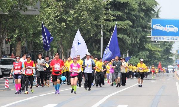 快乐集结 幸福开跑——中原银行三门峡分行200名员工组团参加马拉松赛 (8)